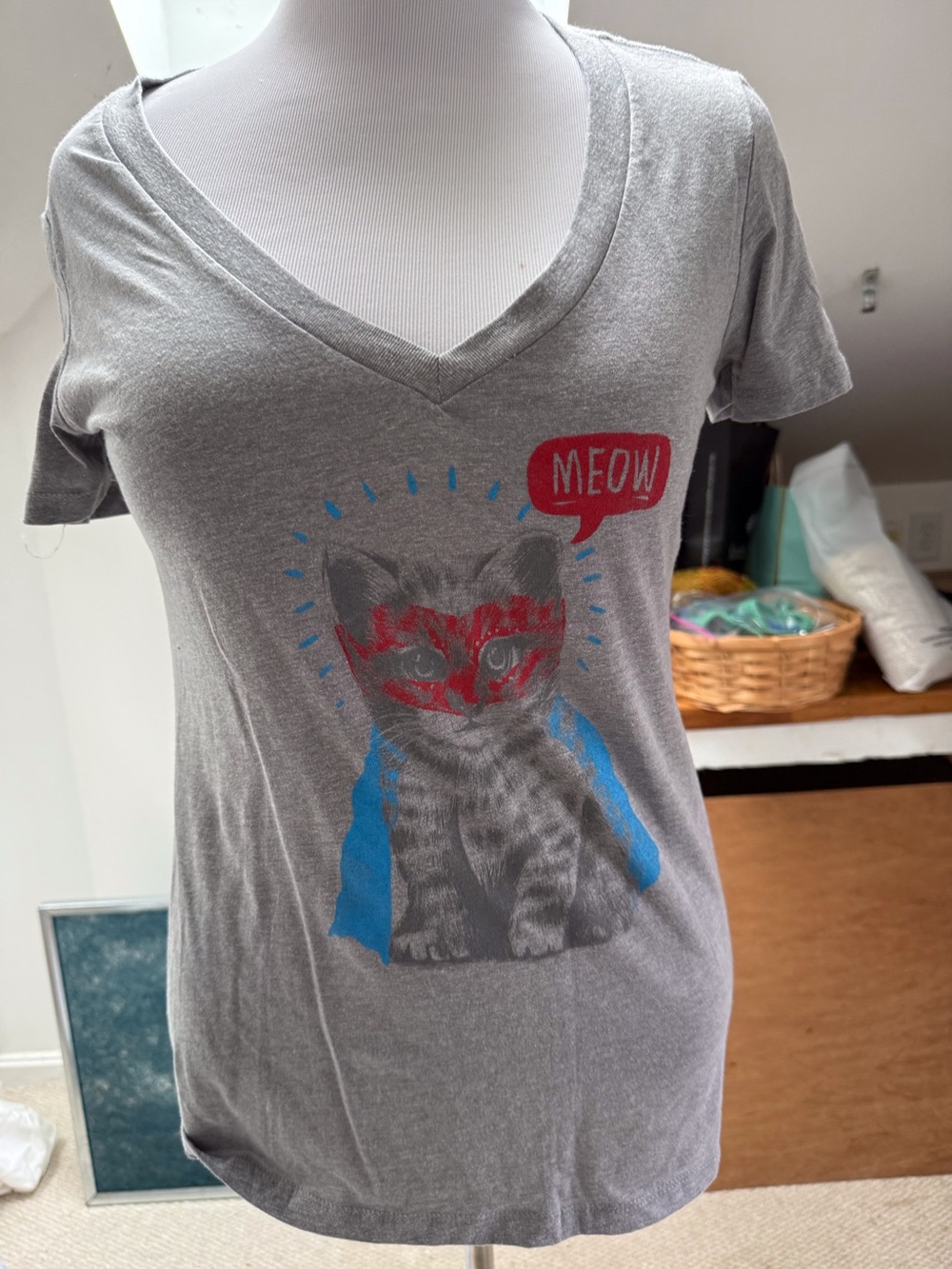 Cute Gray Cat Graphic V-Neck Tee with Red 'Meow' Accent